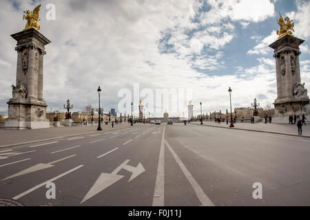 La rue vide et Alexandre le troisième pont avec une vue sur les Invalides à Paris. Quelques personnes méconnaissables dans l'arrière-plan Banque D'Images