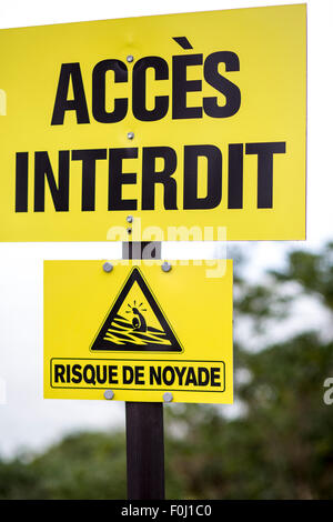 Plage jaune panneau disant pas d'accès à la plage, risque de noyade de Biarritz, France Banque D'Images