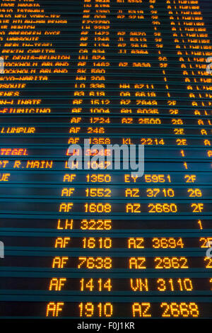 Un conseil d'information de vol dans l'aéroport d'Orly, France. Banque D'Images