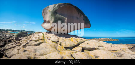 Tregastel, les dés ou le rock en côte de granit rose. Côtes-d'Armor, Bretagne, France. L'Europe. Banque D'Images