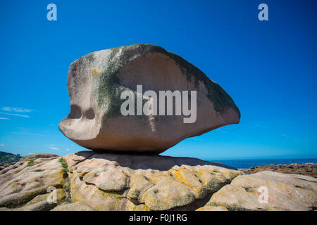 Tregastel, les dés ou le rock en côte de granit rose. Côtes-d'Armor, Bretagne, France. L'Europe. Banque D'Images