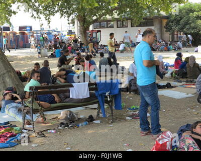 Belgrade, Serbie. Août 15, 2015. Camp de réfugiés et d'attendre à la gare routière de Belgrade, Serbie, 15 août 2015. Des centaines de réfugiés en provenance de Syrie, l'Afghanistan, au Pakistan et ailleurs sont campés dans les parcs de la capitale serbe. Ils sont en attente de la soirée pour prendre bus à Subotica ou Kanjiza à la frontière serbo-hongroise. PHOTO : THOMAS BREY/DPA/Alamy Live News Banque D'Images