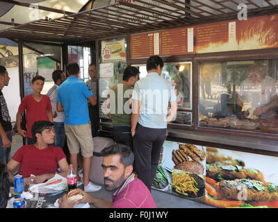 Belgrade, Serbie. Août 15, 2015. 'Boba-Grille' a les réfugiés comme des clients supplémentaires, à Belgrade, Serbie, 15 août 2015. PHOTO : THOMAS BREY/DPA/Alamy Live News Banque D'Images