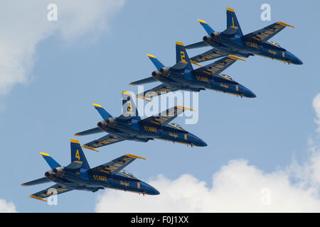 Chicago, Illinois, USA. Août 16, 2015. Chicago, Illinois, États-Unis - U.S. Navy Blue Angels de l'Escadron de démonstration en vol d'effectuer à la Chicago 2015 Air & Water Show à Chicago, IL. Credit : csm/Alamy Live News Banque D'Images