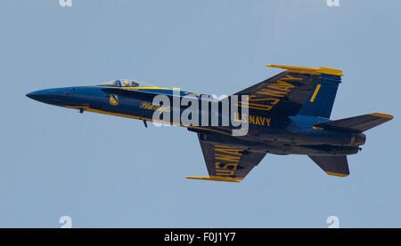 Chicago, Illinois, USA. Août 16, 2015. Chicago, Illinois, États-Unis - U.S. Navy Blue Angels de l'Escadron de démonstration en vol d'effectuer à la Chicago 2015 Air & Water Show à Chicago, IL. Credit : csm/Alamy Live News Banque D'Images