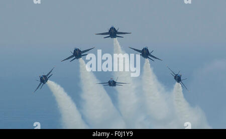 Chicago, Illinois, USA. Août 16, 2015. Chicago, Illinois, États-Unis - U.S. Navy Blue Angels de l'Escadron de démonstration en vol d'effectuer à la Chicago 2015 Air & Water Show à Chicago, IL. Credit : csm/Alamy Live News Banque D'Images