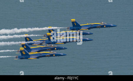 Chicago, Illinois, USA. Août 16, 2015. Chicago, Illinois, États-Unis - U.S. Navy Blue Angels de l'Escadron de démonstration en vol d'effectuer à la Chicago 2015 Air & Water Show à Chicago, IL. Credit : csm/Alamy Live News Banque D'Images