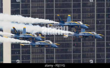 Chicago, Illinois, USA. Août 16, 2015. Chicago, Illinois, États-Unis - U.S. Navy Blue Angels de l'Escadron de démonstration en vol d'effectuer à la Chicago 2015 Air & Water Show à Chicago, IL. Credit : csm/Alamy Live News Banque D'Images