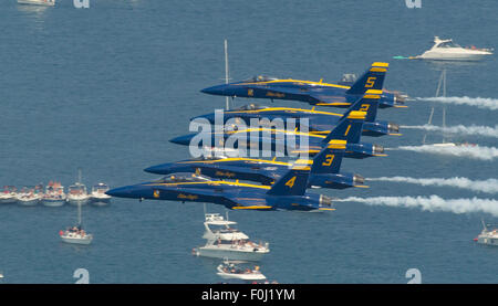 Chicago, Illinois, USA. Août 16, 2015. Chicago, Illinois, États-Unis - U.S. Navy Blue Angels de l'Escadron de démonstration en vol d'effectuer à la Chicago 2015 Air & Water Show à Chicago, IL. Credit : csm/Alamy Live News Banque D'Images