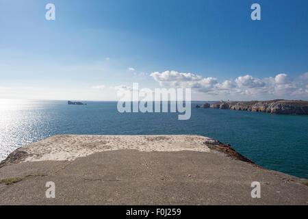 Vue sur l'océan Atlantique à partir d'un bunker allemand de la Seconde Guerre mondiale. À la la pointe de Pen Hir en Bretagne. La France. Banque D'Images