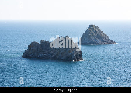 Roches avec les vagues d'émeraude, près du cap Pen Hir. La France. Banque D'Images