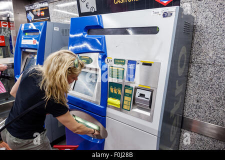 Madrid Espagne,hispanique Banco de Espana station de métro, métro, train, distributeur automatique, femme hispanique femmes, transaction payer paie achats, ticke Banque D'Images