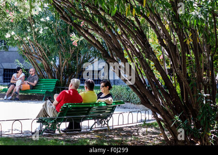 Madrid Espagne,Hispanic Centro,Atocha,Museo Nacional Centro de Arte Reina Sofia,musée galerie,art,sculpture jardin,banc,hispanique homme hommes,femme fe Banque D'Images