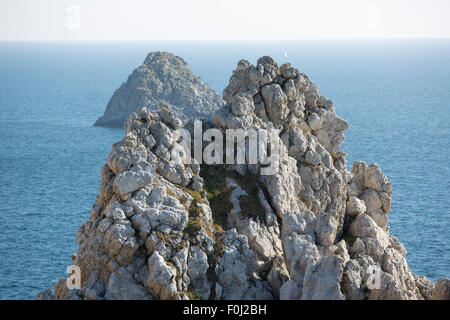 Roches avec les vagues d'émeraude, près du cap Pen Hir. La France. Banque D'Images