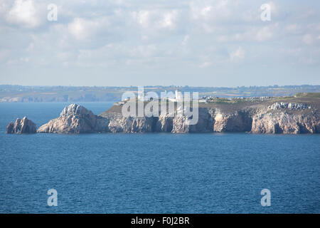 Roches avec les vagues d'émeraude près de la Pointe du Toulingue. Bretagne (France). Banque D'Images