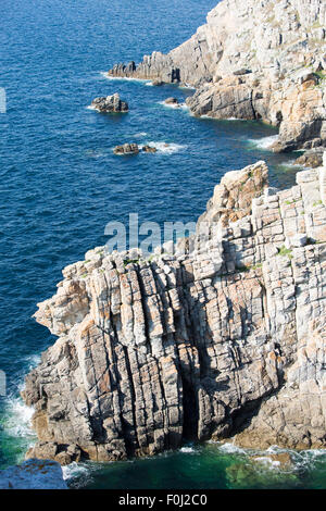 Roches avec les vagues d'émeraude, près du cap Pen Hir. La France. Banque D'Images