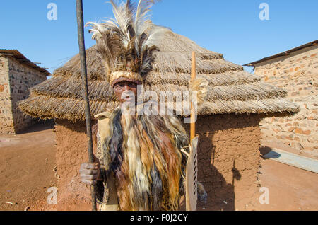 Un chef de village local préside une communauté rurale dans son costume traditionnel. Banque D'Images