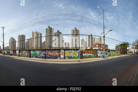 Vue panoramique de graphiques urbains sur Road à Shanghai avec des immeubles d'habitation à l'arrière-plan. Banque D'Images