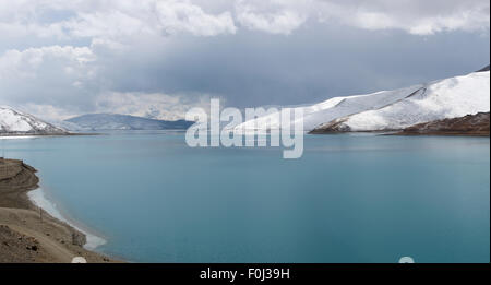 Détail de la lac Yamdrok sur la route de l'amitié au Tibet avec la neige sur les montagnes Banque D'Images