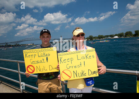 Port Huron, Michigan, USA. Résidents des États-Unis et du Canada se sont mobilisés pour s'opposer à un plan de stockage souterrain des déchets nucléaires radioactifs près du lac Huron. Ontario Power Generation prévoit de construire un dépôt en formations géologiques profondes d'un demi-mille du lac près de Kincardine, en Ontario, la centrale nucléaire. Une fuite des militants dire mettrait en danger l'approvisionnement en eau potable pour des millions. Crédit : Jim West/Alamy Live News Banque D'Images