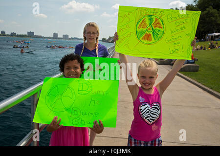 Port Huron, Michigan, USA. Résidents des États-Unis et du Canada se sont mobilisés pour s'opposer à un plan de stockage souterrain des déchets nucléaires radioactifs près du lac Huron. Ontario Power Generation prévoit de construire un dépôt en formations géologiques profondes d'un demi-mille du lac près de Kincardine, en Ontario, la centrale nucléaire. Une fuite des militants dire mettrait en danger l'approvisionnement en eau potable pour des millions. Crédit : Jim West/Alamy Live News Banque D'Images