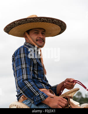 Azteca mexicaine race Cheval et cavalier de danse Banque D'Images