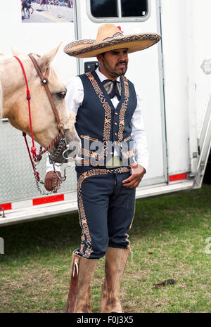 Azteca mexicaine race Cheval et cavalier de danse Banque D'Images