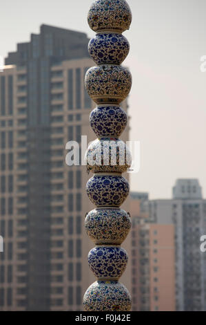 Bols chinois en céramique avec de beaux dessins et les bâtiments résidentiels dans l'arrière-plan. Banque D'Images