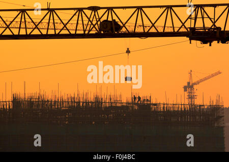 Coucher du soleil sur un site de construction à Shanghai, la ville est de plus en plus jour après jour avec une population de plus de 20 millions de personnes Banque D'Images