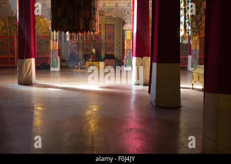 Un moine en prière tibétain sur son propre à l'intérieur du Palais du Potala à Lhassa, Tibet Banque D'Images