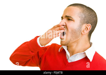 Homme fatigué les bâillements et tenant sa main devant sa bouche Banque D'Images