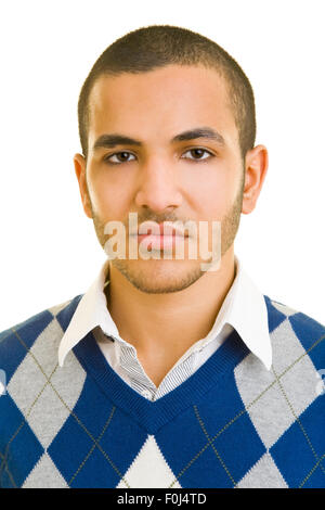 Portrait de jeune homme marocain avec regard sérieux Banque D'Images