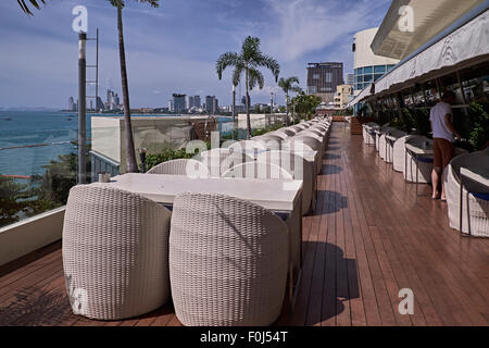 Terrasse du restaurant donnant sur l'océan. Pattaya Thaïlande S. E. Asie Banque D'Images