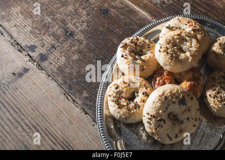 Bagels sur une table vintage. Old vintage pan Banque D'Images