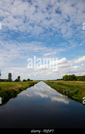 Image du ciel et de vidange Fenland Banque D'Images