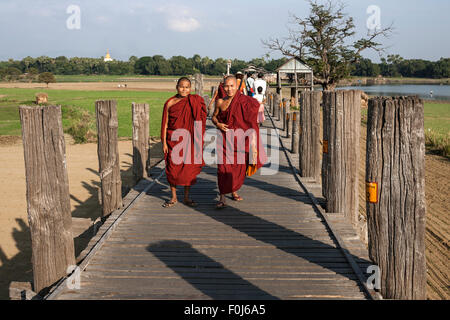 Deux moines bouddhistes, marcher sur le pont U Bein, Amarapura, Mandalay Division, Myanmar Banque D'Images
