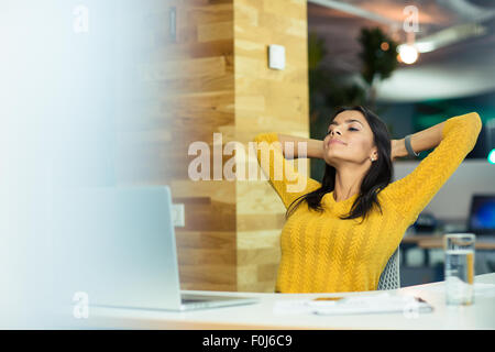 Portrait of a casual businesswoman resting in office Banque D'Images