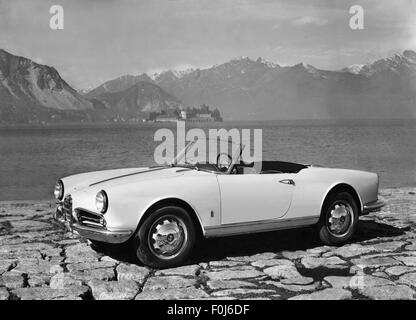 Transport / transport, voiture, variantes de véhicule, Alfa Romeo Giulietta Sprint Cabriolet (construit 1954 - 1962), debout sur le bord du lac, Lac majeur, Italie, années 1950, droits supplémentaires-Clearences-non disponible Banque D'Images