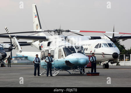 Pasay City, Philippines. Août 17, 2015. Les membres de la Philippine Air Force (PAF) se tenir à côté de Bell nouvellement acquis-412EP hélicoptères au cours d'une cérémonie à roulement Villamor Air Base à Pasay City, Philippines, le 17 août, 2015. Le PAF a acquis huit hélicoptères Bell-412EP du Canada et deux hélicoptères AW-109E qui peut réaliser l'appui aérien rapproché et de reconnaissance de l'air ainsi que les opérations de levage de l'air dans différentes parties du pays. © Rouelle Umali/Xinhua/Alamy Live News Banque D'Images