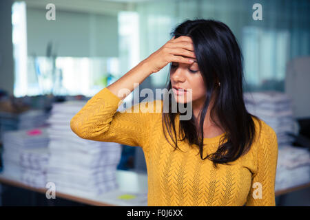 Portrait d'une femme d'avoir des maux de tête occasionnels in office Banque D'Images