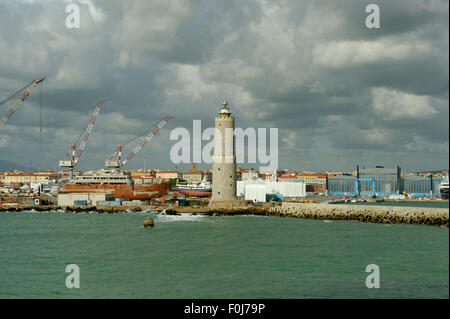 Jetée et phare dans le port de Livourne, province de Livourne, Toscane, Italie Banque D'Images