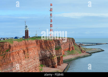 Red Rock, de colline, et à la mer avec phare et mât radio, Helgoland, Schleswig-Holstein, Allemagne Banque D'Images