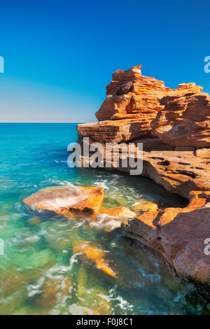 Les falaises rouges à Gantheaume Point, Broome, Australie occidentale sur une journée ensoleillée. Banque D'Images