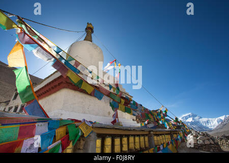 Temple avec Everest sur la montagne dans l'Himalaya, au Tibet, Chine 2013. Banque D'Images
