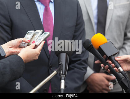 Entretien avec des journalistes d'affaires ou homme politique Banque D'Images