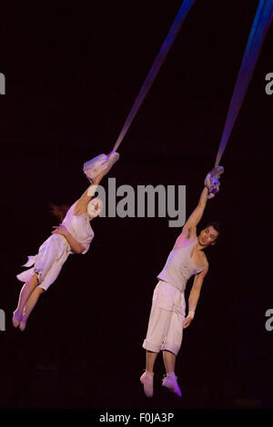 Cirque de Shanghai - Couple non identifié d'acrobates en action, Chine 2013. Banque D'Images