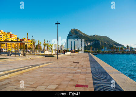 Paseo Maritimo Poniente, promenade en bord de mer, avec une vue vers Gibraltar, la Linea de la conception, à l'Andalousie, Espagne Banque D'Images