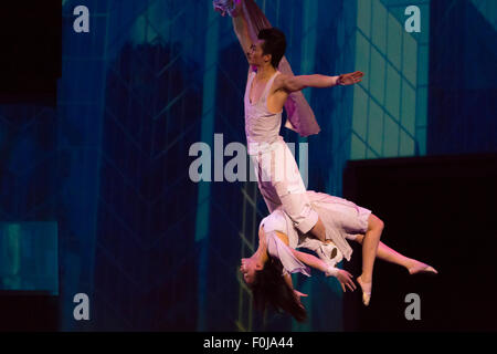 Couple non identifié d'acrobates suspendus à un fil un cirque à Shanghai, 2013 Banque D'Images