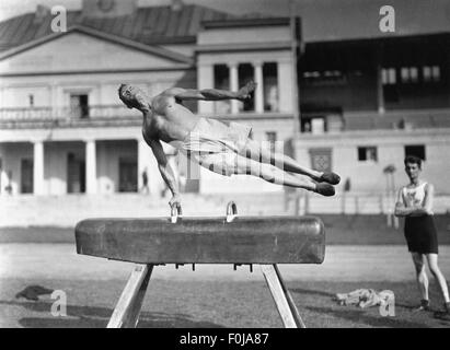 Sports, gymnastique, appareils gymnastique, gymnastique pendant l'exercice au cheval de Pommel, stade, Francfort, 1920, droits additionnels-Clearences-non disponible Banque D'Images