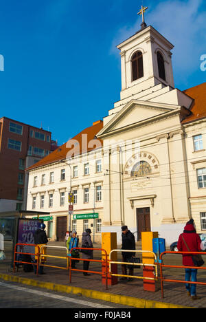 Le tram s'arrête en face de l'église de St Elizabeth, rue Spitalska, le centre de Bratislava, Slovaquie, Europe Banque D'Images